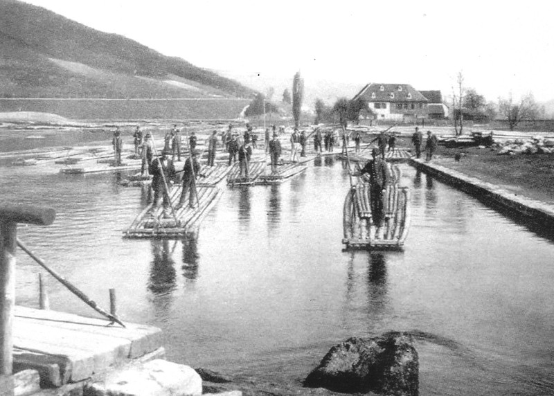 Flößer auf der Rodach vor dem Zusammenschluss am Hallstadter Stück