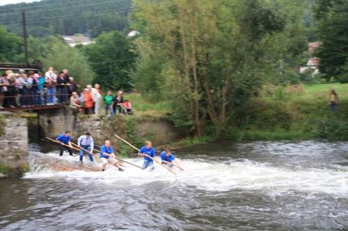 Wehrdurchfahrt an der Neuseser Kirchweih