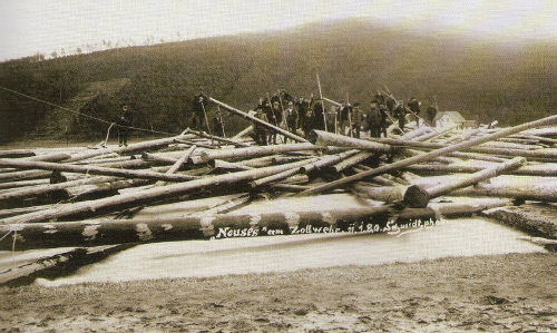 Neuseser Flößer an der Zollschere um 1930